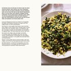 "Orzo-Salat mit Cannellinibohnen und Cavolo Nero. Zutaten: Lauch, Knoblauch, Sardellen, Kapern, Zitrone. Gericht auf Teller."