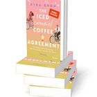 "THE ICED CARAMEL COFFEE AGREEMENT: Sie haben eine Abmachung, sich zu verlieben war kein Teil davon." Illustration: Mann und Frau auf Fahrrädern.