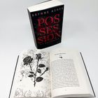 Ein Buch mit dem Titel: "POSSESSION" von Brynne Asher. Aufgeschlagene Seite zeigt Rosenillustration.