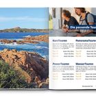 "Die passende Tour: Einfach und schnell die richtige Tour finden. KurzTouren, PanoramaTouren, PowerTouren, WasserTouren." Links felsige Küste mit Meer. Rechts oben zwei Personen mit Karte.