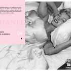 „CHANEL Nº5, Marilyn & Die Anderen. Ein nächtliches Flüstern.“ Frau liegt entspannt im Bett mit Parfümflasche.