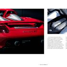 Heckansicht eines Porsche Carrera GT. Gegenüber: Detaillansicht des V10-Motors. Text über die Vorstellung und Produktion.