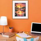Illustration von zwei Flamingos im Sonnenuntergang, umgeben von exotischer Natur. Hängt an orangefarbener Wand.