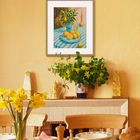 Ein Gemälde mit Zitronen auf einem Tisch, umgeben von gelben Blumen und Geschirr in einem gemütlichen Esszimmer.