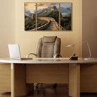 Ein leeres Büro mit braunem Ledersessel, Tisch und Laptop. An der Wand eine dreigeteilte Illustration der Großen Mauer.