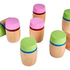 Holzklötze mit bunten Oberseiten in Grün und Pink, verziert mit blauen und roten Streifen.