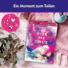 Ein Moment zum Teilen. Puzzlekasten "Kiss Me Once", Illustration von einem Paar, mit Blumen und einer Decke dekoriert.