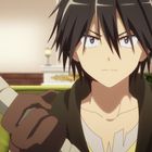 Junger Anime-Charakter mit schwarzen Haaren hält ein eingewickeltes Schwert in einem Innenraum mit grünem Sofa.