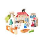 Keine Texte vorhanden. Eine Bauklotzlandschaft mit Holzfiguren: zwei Kinder, eine Kuh, ein Hund und eine Katze.