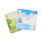 Zwei Illustrationen: Sommer mit Baum und Sonne, Winter mit Schnee, Bergen und Skizubehör.