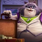 Ein animierter, fettleibiger Kater in Anzug und Kette hält einen Koffer voller Geldscheine. Eine Uhr ist im Hintergrund.