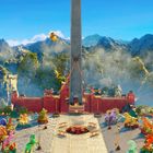 Eine große Mauer mit Türmen, dekoriert mit bunten Statuen und Laternen, umgeben von einer majestätischen Berglandschaft.