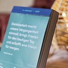 Kalender mit Zitat: „Dankbarkeit macht unsere Vergangenheit sinnvoll…“. Oben: „6-Minuten® • 2027“.