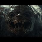 Ein groteskes, furchterregendes Wesen mit großen Zähnen und ledriger Haut starrt bedrohlich in die Kamera.