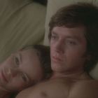 Ein Mann und eine Frau liegen entspannt nebeneinander, sie wirkt zufrieden, während er in die Ferne schaut.