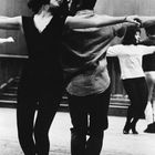 Unten rechts: "60-14-15-32". Ein Tanzpaar in Schwarz-Weiß-Tanzpose, sie scheinen konzentriert. Im Hintergrund weitere Paare.