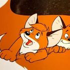 Zwei gezeichnete junge Füchse, einer schaut neugierig nach oben, der andere lächelt fröhlich hinter ihm.