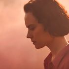 Es gibt keinen Text. Eine Person im Profil mit nachdenklichem Ausdruck, umgeben von rosa Licht.