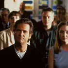 Mehrere Menschen sitzen in einem Raum, aufmerksam nach vorne blickend. Sie wirken konzentriert und ernst.