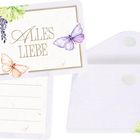 "ALLES LIEBE" in elegantem Schriftzug. Dekorative Schmetterlinge und bunte Blumen verzieren die Karte und den Umschlag.