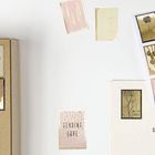"WITH LOVE", "SENDING YOU A HUG". Briefmarken mit floralen Designs auf braunem Umschlag und weißem Papier.