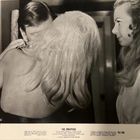 "The Swappers" erscheint unten, mit der Nummer 70/190. Eine Frau mit langen Haaren beobachtet ein Paar, das sich umarmt.