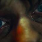 Nahaufnahme von zwei intensiven blauen Augen mit einem entschlossenen Blick.