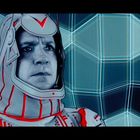 Ein Mann in futuristischer Rüstung mit Helm, im Hintergrund ein blaues, geometrisches Muster mit leuchtenden Linien.