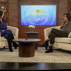 "PINE GROVE with Robbie Rivers" auf einem Bildschirm. Zwei Frauen sitzen einander gegenüber in einer modernen Studio-Umgebung.