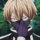 Keine Texte vorhanden. Eine Anime-Figur trägt eine Maske und Handschuhe im Wald.