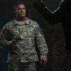 Text: "REACHER", "U.S. ARMY". Ein Mann in Army-Uniform hält eine Pistole und schaut ernst in einen dunklen Raum.