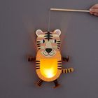 Illustration einer leuchtenden Tiger-Laterne aus Papier, die an einem Stock aufgehängt ist.