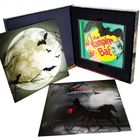 Text: "The Vampire Bat", "Filmmusik aus klassischen Horrorfilmen von den 30er bis ins nächste Jahrtausend".  
Eine CD in einer Box mit Retro-Horror-Art.