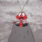 Ohne Texte. Eine rote Zeichentrickameise schaut lächelnd aus einem grauen Hügel.