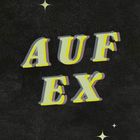 Der Text "AUF EX" in gelb mit Schatteneffekt. Sternillustrationen auf schwarzem Hintergrund.