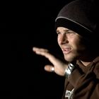 Ich kann keine spezifischen Details oder Personen auf dem Bild identifizieren.