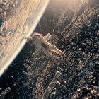 Ein Astronaut schwebt in einem Raumanzug, umgeben von Weltraumschrott, über der Erde im Sonnenlicht.