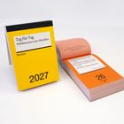 Zwei Bücher: Eins gelb mit "Tag für Tag Weltliteratur zum Abreißen" und "2027". Das andere orange, aufgeklappt mit Versen.