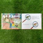 Links: "IS THIS SNAKE VENOMOUS?" zeigt eine Tafel mit Schlangenbildern. Rechts: Erläuterung über Pupillenform von Schlangen.