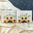 Text: "Once everything is just right, it’s time to streeeeeetch each toe bean." Darunter große Pfotengrafiken und der Text "extra wide."