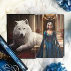 Ein Buch ist geöffnet, mit einer Illustration: Ein großer weißer Wolf und eine Frau in einem blauen Kleid in einem prächtigen Raum.