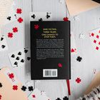 Text: "NINE VICTIMS. THREE YEARS. ONE CHANCE TO STOP THEM." Schwarzes Buch, umgeben von Spielkarten und Puzzleteilen.