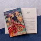 Der Text auf dem Buchdeckel lautet: "NEVER EVER AFTER." Zwei Figuren im asiatischen Stil sind abgebildet.