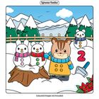 "2" in Rot mit weißen Punkten. Illustration: Ein Tier in gelbem Mantel steht im Schnee mit Schneemännern und Bergen im Hintergrund.