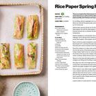 Rezept für "Rice Paper Spring Rolls" mit Zutatenliste und Anweisungen. Bild zeigt gefüllte Reispapierrollen auf Tablett.