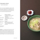 CHICKEN SOUP DAK GOMTANG. Ein Rezepttext mit Zutaten und Zubereitung. Rechts eine Schüssel mit Suppe, Hand mit Löffel, Beilagen.