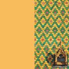 Text: "Budapest, Hungary." Rechteckige, bunte Dachziegelstruktur, goldener Dachgiebel, links gelber Hintergrund.