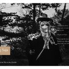 Jeoseung Saja (Grim Reaper). Ein maskierter Mensch mit Hut, der eine Fackel hält, umgeben von Bäumen.