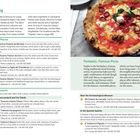 Links "Eating" und "Pizza Places"; oben rechts "Fantastic, Famous Pizza". Pizza mit Tomaten, Käse, Basilikum.