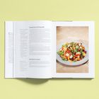 Text: "Sonoma Stone Fruit Panzanella". Rechts ein Teller mit einem bunten Salat aus Brotstücken und Obst auf beigem Untergrund.
